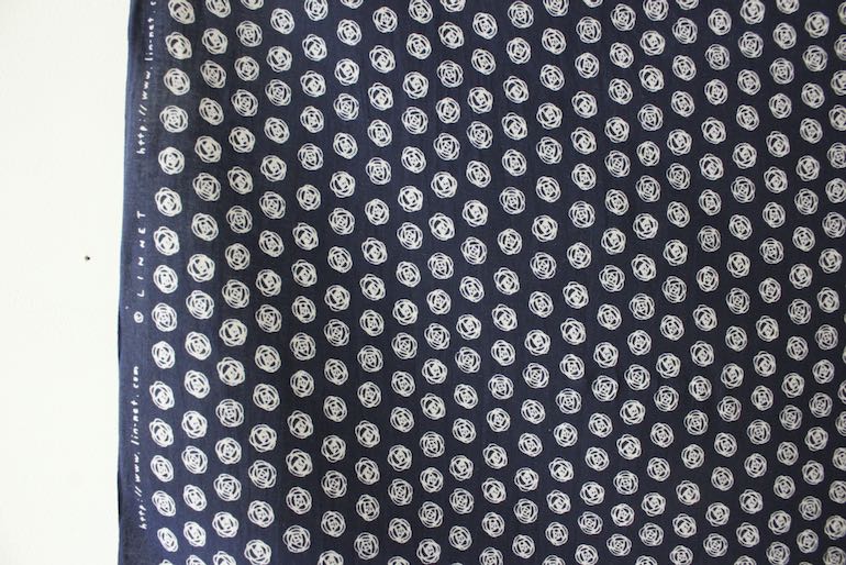 LINNETリネンプリント <br />
        ローズドット・ネイビー 